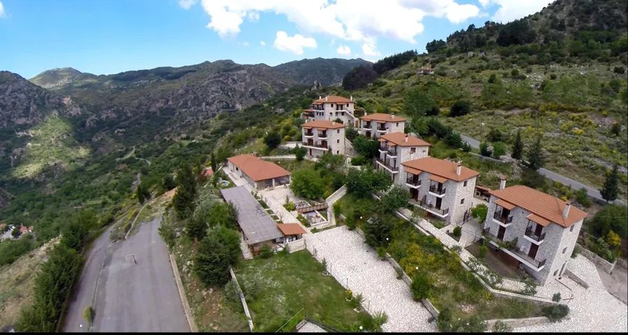 Ο δρόμος και τα σπίτια μέσα στο φαράγγι