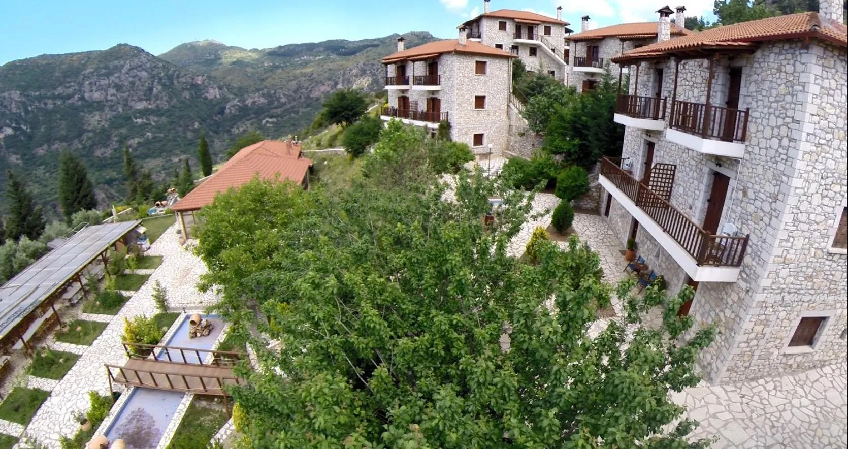 Τα σπίτια του ξενώνα και το φαράγγι