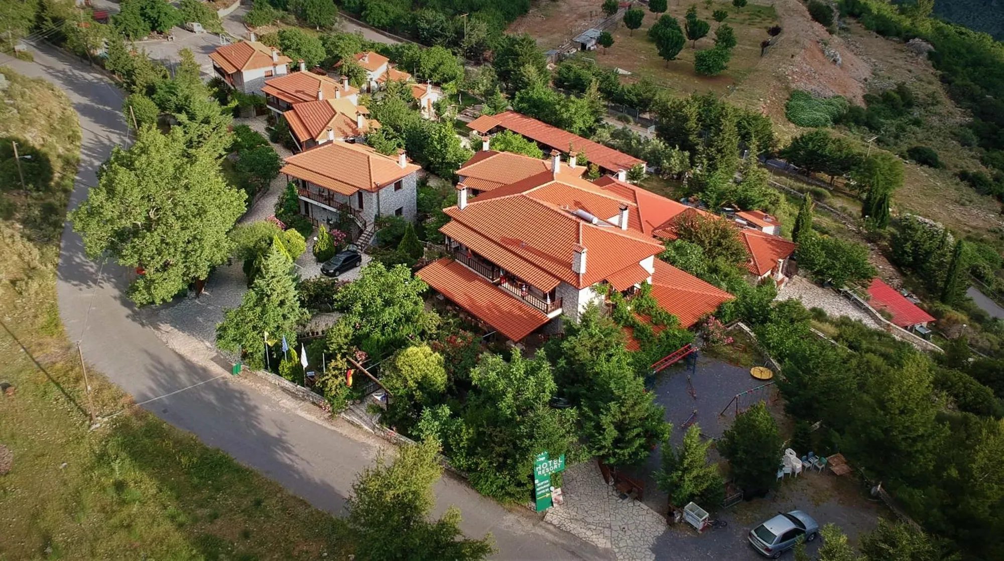 Το συγκρότημα από ψηλά, μέσα στο πράσινο