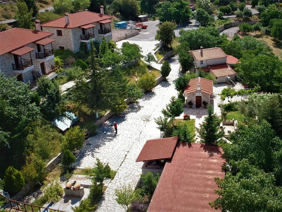Τα μονοπάτια ανάμεσα στα σπίτια